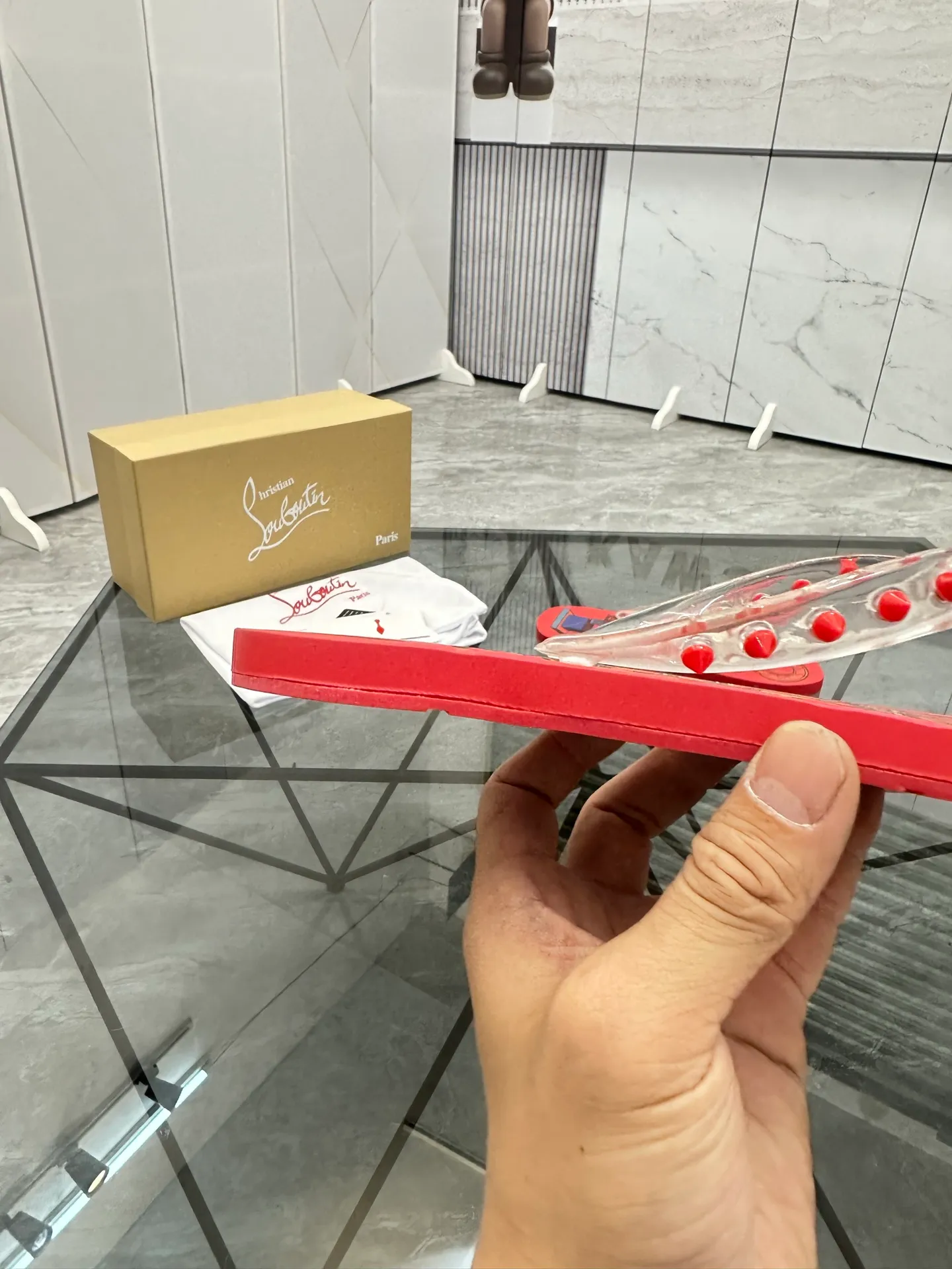 Men's shoes: 💰P280¥ Product trademark: CL red-soled shoes* "CL*" flip-flops Regular size: 36-44 (can be customized to 45.46) Couple style Product materials: Original material from upper counter, 5D color printing process, high-end rivets, original lining, original outsole. Number: 789